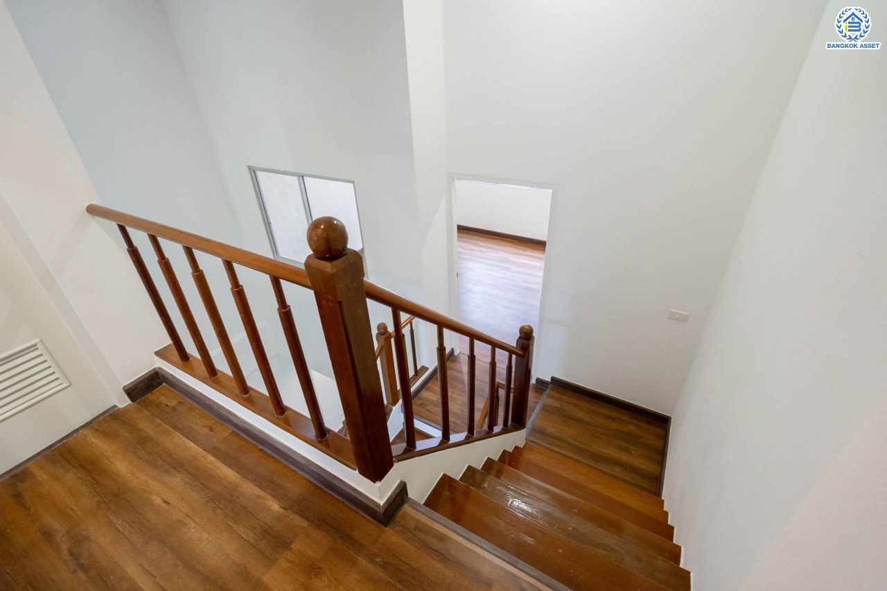 บ้านมือสองตกแต่งใหม่ ม.ไชน่าทาวน์ รามอินทรา เนื้อที่ 21 ตร.ว. ฟังก์ชัน 3 ห้องนอน 3 ห้องน้ำ จอดรถได้ 1 คัน สภาพแวดล้อมเยี่ยม เชื่อมต่อ ถ.ลาดปลาเค้า, ถ.เกษตร-นวมินทร์, ถ.รามอินทรา รถไฟฟ้าสายสีเขียว "สถานีเสนานิคม" และทางด่วน "ฉลองรัช"